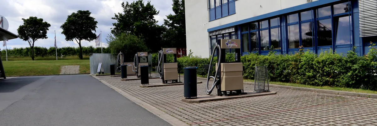 Staubsauger-Stationen auf gepflastertem Platz neben dem Waschbereich der BMS SB-Anlage
